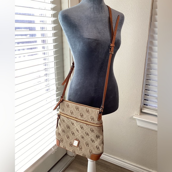 Dooney & Bourke Crossbody Signature Logo Bag - Picture 2 of 13